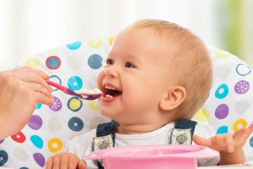 Cách cho bé ăn dặm lần đầu tiên mà bố mẹ nên biết