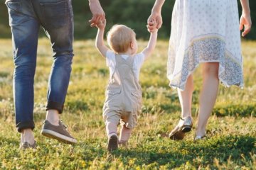 Trẻ mấy tháng biết đi và làm thế nào để bố mẹ hỗ trợ trẻ tập đi tốt nhất?