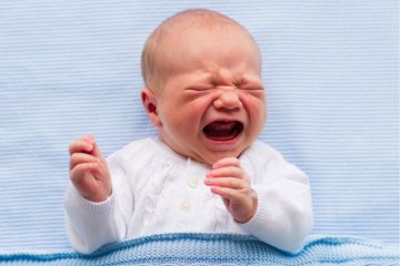 Trẻ sơ sinh đau bụng quấy khóc, bố mẹ phải làm sao?