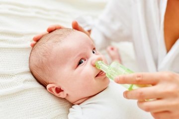 Bố mẹ nên làm gì khi trẻ sơ sinh bị nghẹt mũi khó thở?