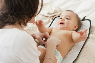 Mặc quần áo cho trẻ sơ sinh theo nhiệt độ như thế nào là phù hợp?