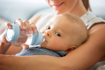 Trẻ sơ sinh uống nước được không? - Bố mẹ rất cần lưu ý!