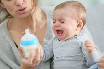 Bé bị dị ứng đạm sữa bò, bố mẹ phải làm sao? 