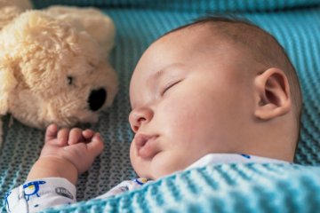 Trẻ bị méo đầu lớn lên có hết không?