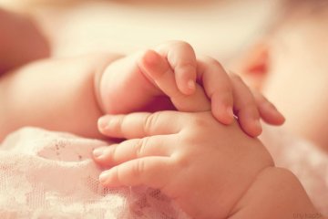 Trẻ em ra mồ hôi chân tay lạnh, bố mẹ phải làm sao?