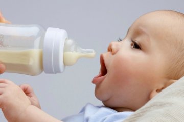 Trẻ sơ sinh bị sặc sữa: Nguyên nhân và cách xử lý