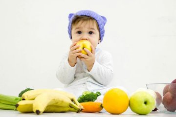 Trẻ mấy tháng ăn được hoa quả và bố mẹ cần lưu ý những gì? 