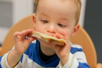 Trẻ mấy tháng ăn được phô mai và bố mẹ cần lưu ý những gì?