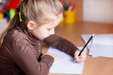 Bé thuận tay trái có nên tập viết tay phải hay không?