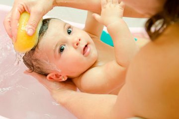Bé sợ tắm và hướng dẫn cách tắm cho bé phù hợp cho từng độ tuổi
