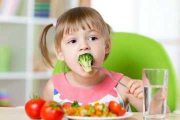 Cách rèn luyện thói quen ăn uống lành mạnh cho bé