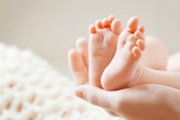 Có nên nắn chân cho trẻ sơ sinh để tránh tình trạng chân vòng kiềng?