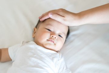 Sốt viêm họng ở trẻ nhỏ: Bố mẹ nên làm gì để trẻ nhanh khỏi ốm