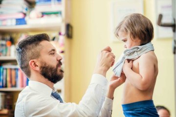 7 “bí kíp” dạy trẻ cách mặc quần áo dễ dàng