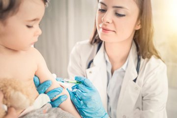 Trẻ bị nổi hạch khi tiêm phòng lao, bố mẹ phải làm sao?