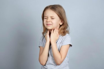 Trẻ bị viêm họng phải làm sao?