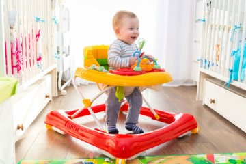 Có nên cho trẻ dùng xe tập đi hay không? 