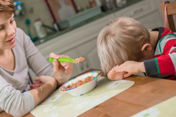 Trẻ biếng ăn có nên cho uống thuốc bổ hay không?