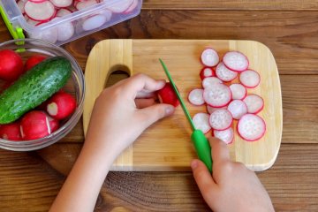 Làm sao để dạy bé dùng dao an toàn?