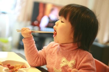 Cách dạy trẻ cách cầm đũa dễ dàng không phải bố mẹ nào cũng biết