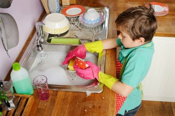 Dạy trẻ làm việc nhà và những điều bố mẹ nên biết