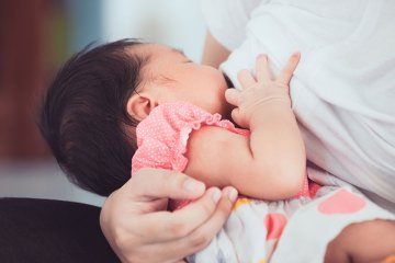 Làm thế nào để biết bé đã bú đủ: dấu hiệu để biết bé đã no