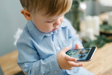 Dùng thiết bị điện tử nhiều sẽ ảnh hưởng đến sự phát triển não bộ của trẻ