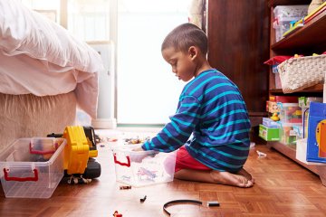 Dạy bé dọn dẹp đồ chơi, giữ phòng ngăn nắp sau khi chơi