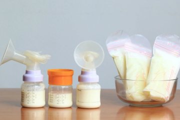 Cách rã đông sữa mẹ và những lưu ý khi bảo quản sữa mẹ