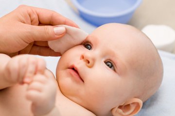 Bé bị đau mắt đỏ: Nguyên nhân và cách điều trị hiệu quả