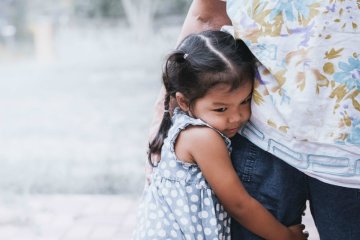 Trẻ bị người lớn nói xấu, bố mẹ nên phản ứng ra sao?