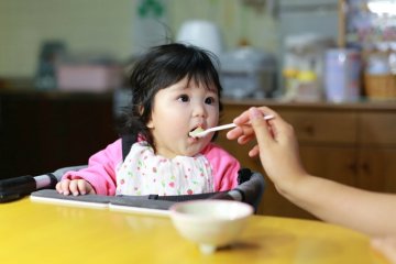 Có nên mớm thức ăn cho trẻ hay không? 