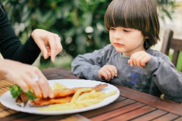 Trẻ bị hóc xương cá phải làm sao?