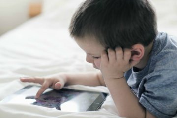 Lợi ích khi cho trẻ sử dụng điện thoại: có hay không?