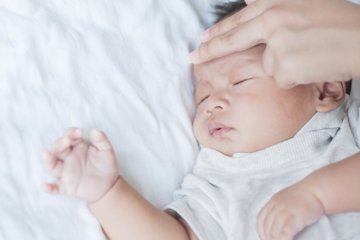 Trẻ bị viêm phế quản có được tắm không: Cách tắm cho trẻ khi bị ốm