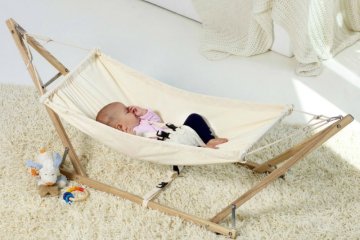 Có nên cho con nằm võng hay không? 