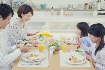 Dạy trẻ cách ăn uống lịch sự với 4 quy tắc cực đơn giản