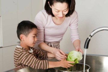 Dạy trẻ rửa rau: Hoạt động thú vị cho trẻ 3-6 tuổi mà bố mẹ thường bỏ qua