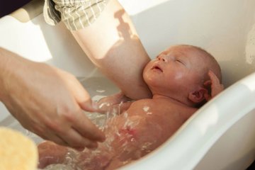 Giờ tắm cho trẻ theo tháng tuổi và những lưu ý quan trọng dành cho bố mẹ