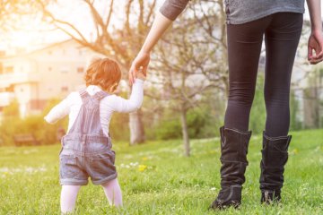 Trẻ em đi bộ nhiều có tốt không: Lợi ích của việc cho trẻ ra ngoài chơi