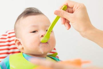 Bé mấy tháng ăn được tôm cua cá và những lưu ý khi cho bé ăn thủy sản