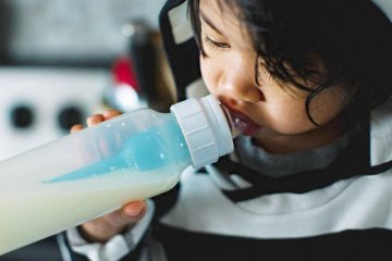 Cách vệ sinh bình sữa hằng ngày cho bé mẹ nào cũng cần biết