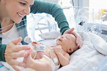 Trò chơi cho bé sinh non trong lồng kính giúp kết nối bố mẹ và bé