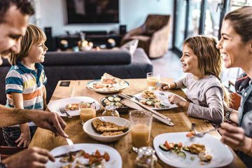 Cách giúp trẻ ăn ngoan trong bữa ăn gia đình.