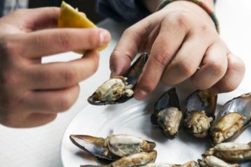 Trẻ bị dị ứng hải sản phải làm sao?