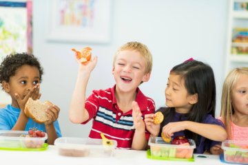 Dạy trẻ chia sẻ đồ ăn và chuẩn bị các món ăn