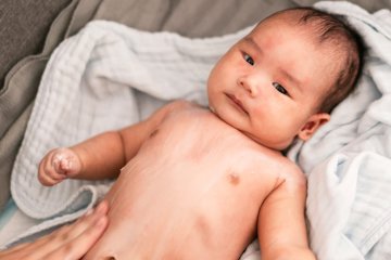 Có nên làm sàng lọc sau sinh cho bé hay không?