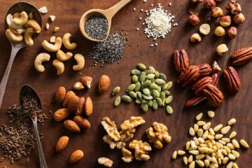 Bố mẹ cần lưu ý gì khi cho trẻ ăn hạt khô và quả khô?