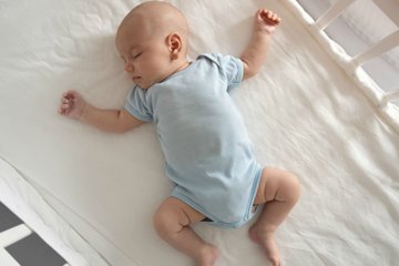 Trẻ nằm nghiêng đầu một bên có sao không?