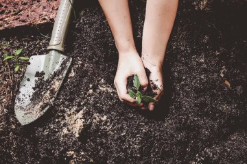 Có nên để trẻ nghịch bẩn hay không?